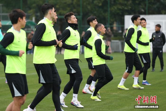 浙江队备战新赛季首战 新帅阿洛伊西及新援亮相