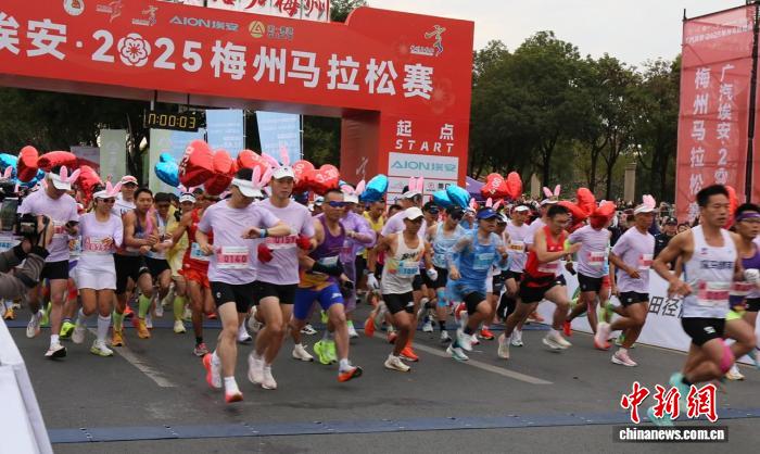 万名跑者“世界客都”竞速