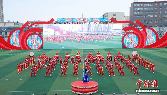 （新春走基层）以鼓催征以赛聚力 山西太原2000余人同台竞技