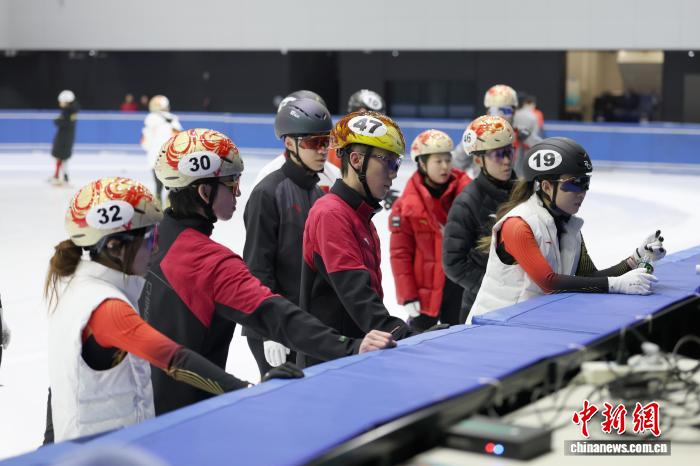 中国短道速滑队进行公开训练 正视挑战力争米兰创佳绩