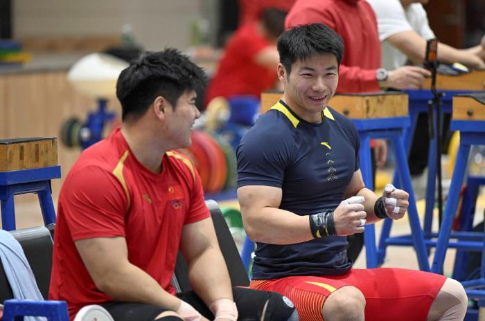 奥运冠军领衔，中国举重队出征亚锦赛