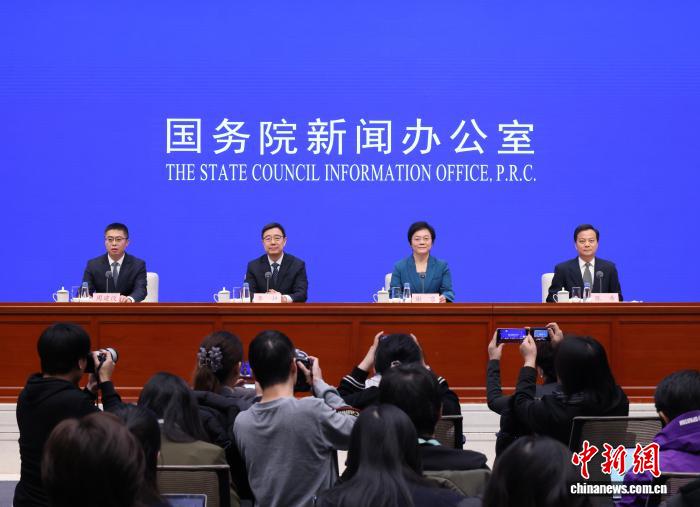 1月12日,中国国务院新闻办公室在北京举行新闻发布会,亚沙会组委会副主席、国家体育总局副局长李静,亚沙会组委会副主席、海南省副省长谢京,亚沙会组委会秘书长、三亚市市长陈希介绍第六届亚洲沙滩运动会筹办情况,并答记者问。 中新社记者 杨可佳 摄 1月12日,中国国务院新闻办公室在北京举行新闻发布会,亚沙会组委会副主席、国家体育总局副局长李静,亚沙会组委会副主席、海南省副省长谢京,亚沙会组委会秘书长、三亚市市长陈希介绍第六届亚洲沙滩运动会筹办情况,并答记者问。 中新社记者 杨可佳 摄