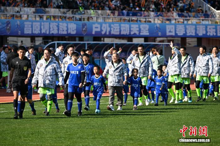 香港明星足球队燃情昆明 近万人