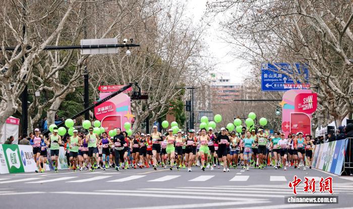 2026上海女子半程马拉松开跑 8000名女性跑者用奔跑欢度妇女节