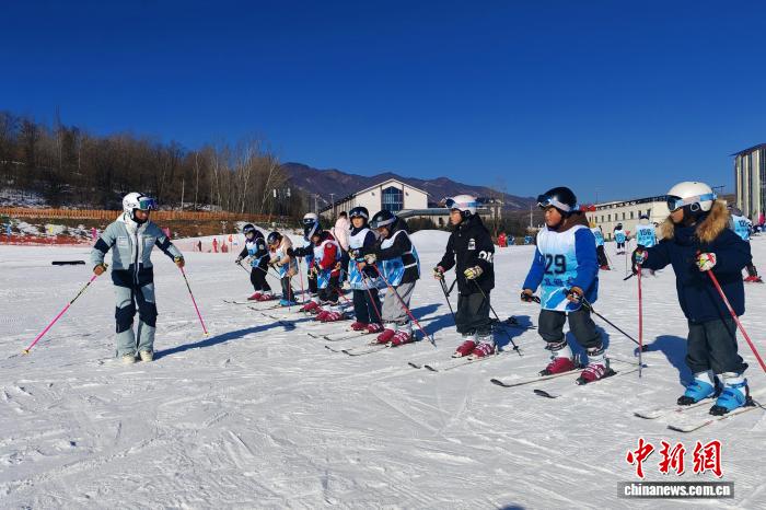 宁夏泾源组建150人滑雪队 深耕冰雪人才培育
