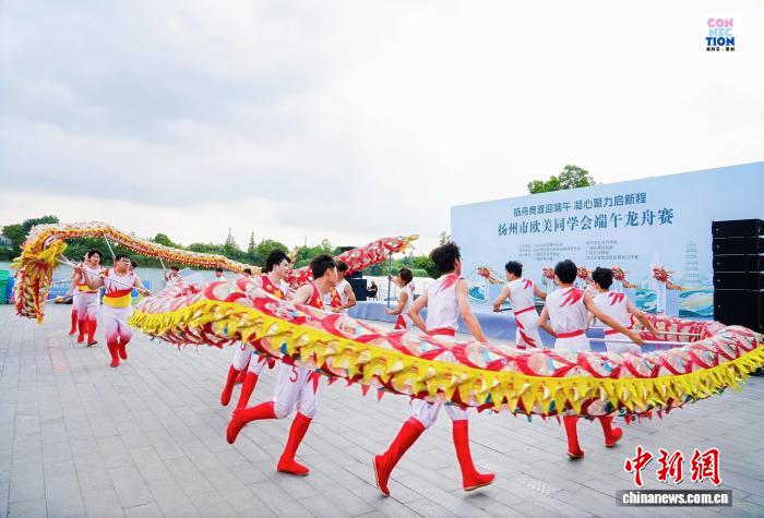 中外友人同舟竞渡 江苏扬州上演