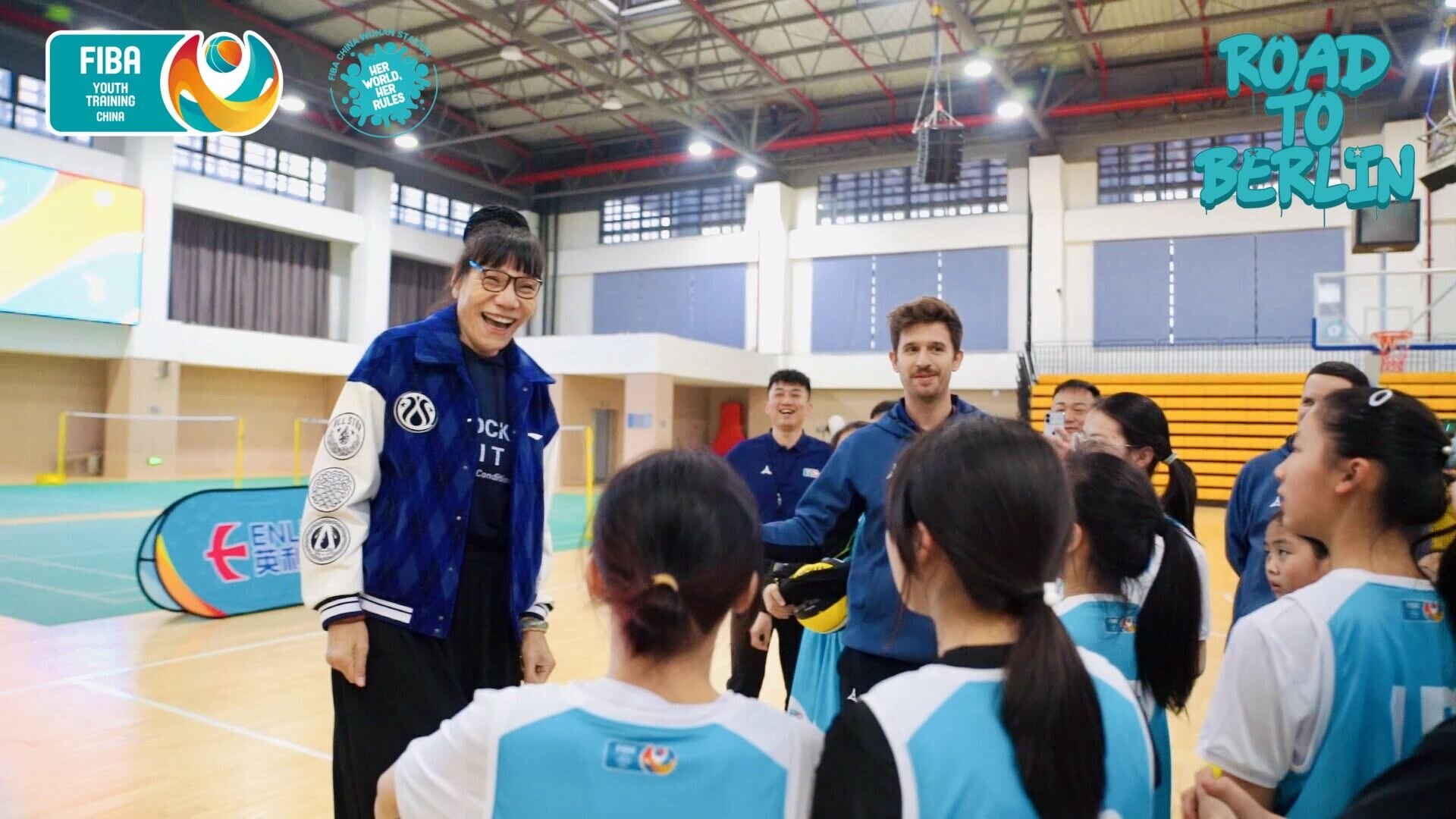 中国女篮晋级世界杯 武汉女子篮球特训营小将现场见证