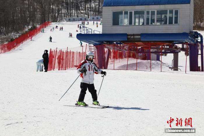 2026“龙港杯”全国高山滑雪及单板滑雪公开赛在亚布力启幕