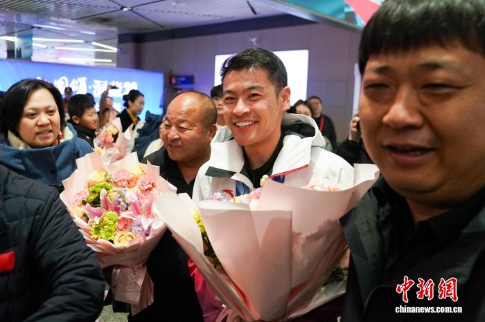 米兰冬奥会冠军宁忠岩载誉回到家乡黑龙江