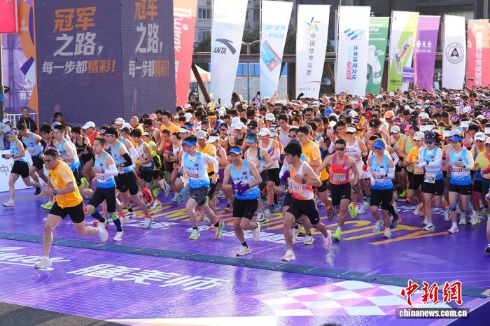 27000名全球跑者逐梦宁波马拉松 感受千年港城活力