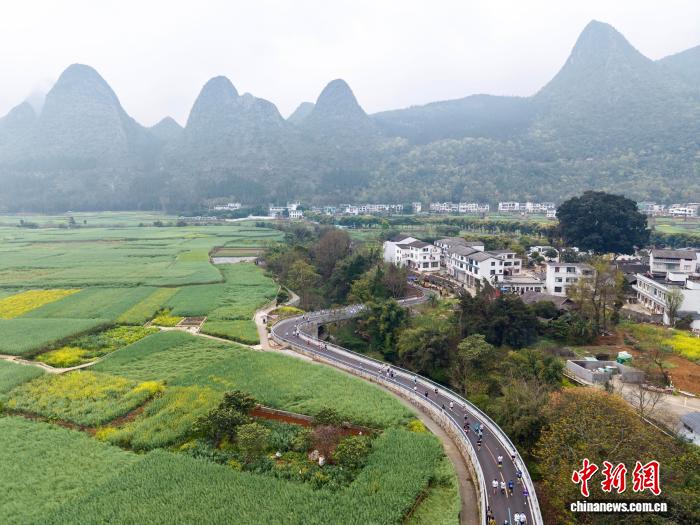 贵州万峰林马拉松开赛 6000名跑者畅享田园春色