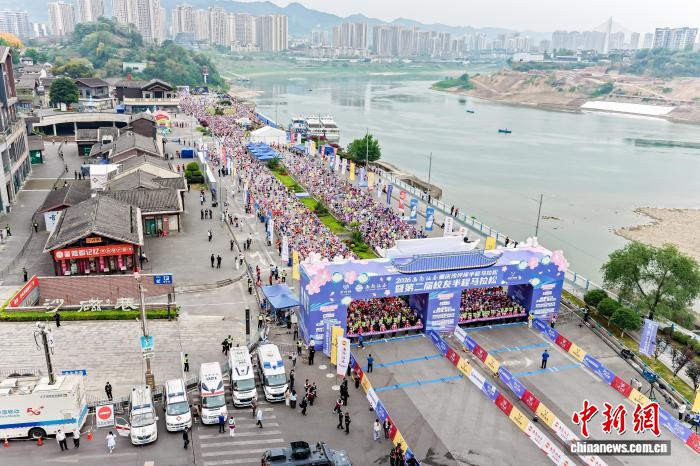 用奔跑与青春“重逢” 重庆沙坪