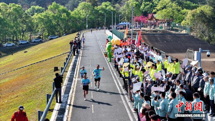全国千余名跑者齐聚河源竞速七寨湖