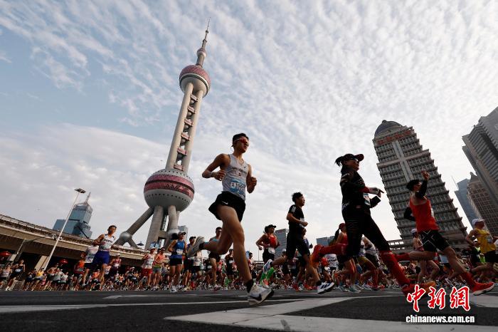 上海半程马拉松鸣枪  非洲选手包揽男女组冠军