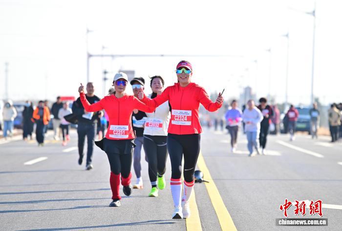 陕西：4500余名跑者渭河之畔竞速 全民健身冬季热度不减