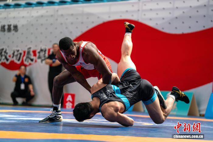 多国摔跤运动员新疆同台较量