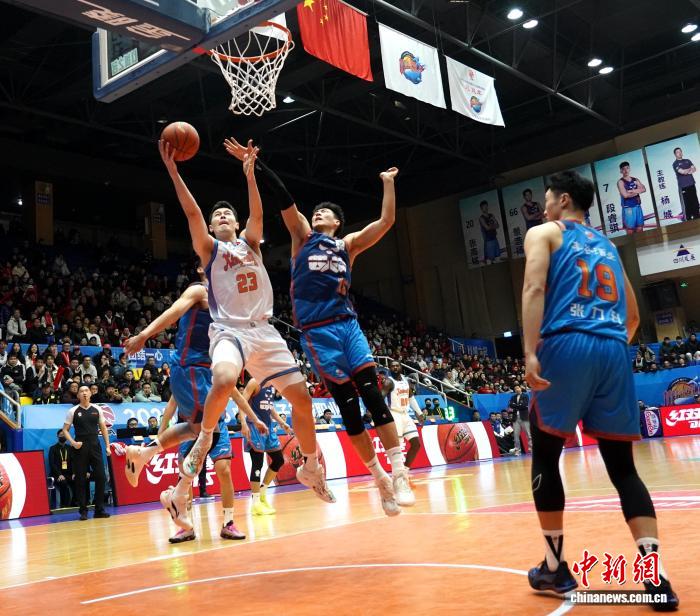 四川男篮47比105惨败新疆男篮