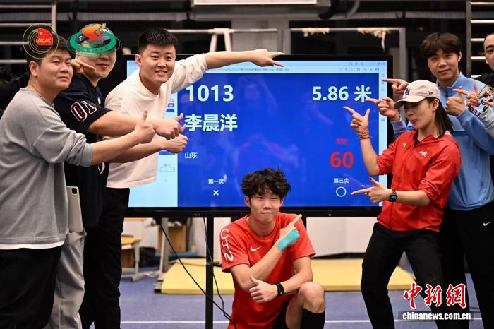 山东选手李晨洋以5米86打破男子撑杆跳高全国纪录