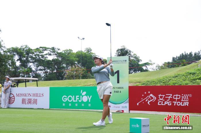 高尔夫衡泰信女子公开赛挥杆 泰国球员昂凯奈克首轮领先