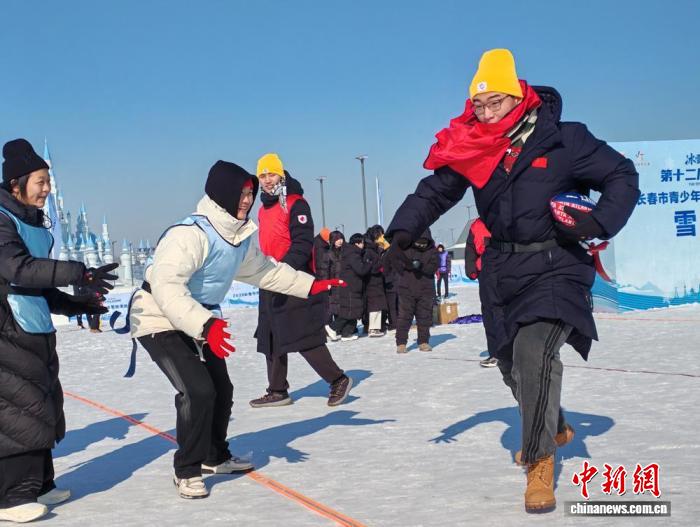 “10后”在长春跨界初尝大众冰雪 奥运老将冀新星争冠