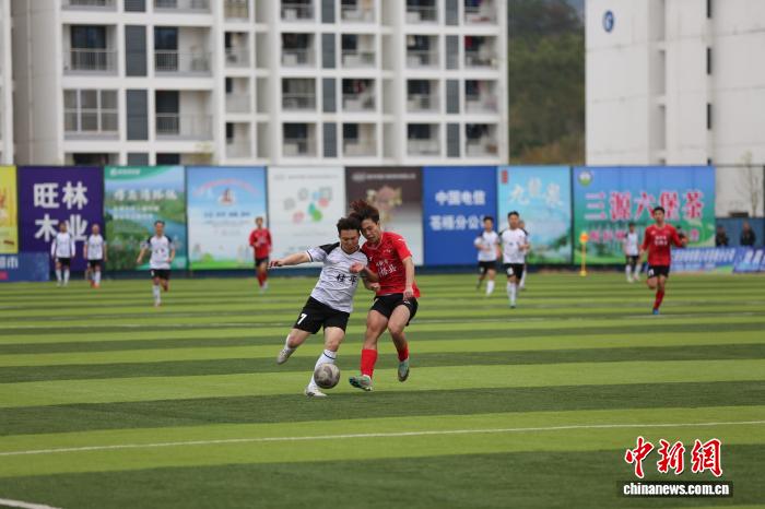 广西“县超”赛事火热进行 苍梧主场“踢出”文旅消费新热度