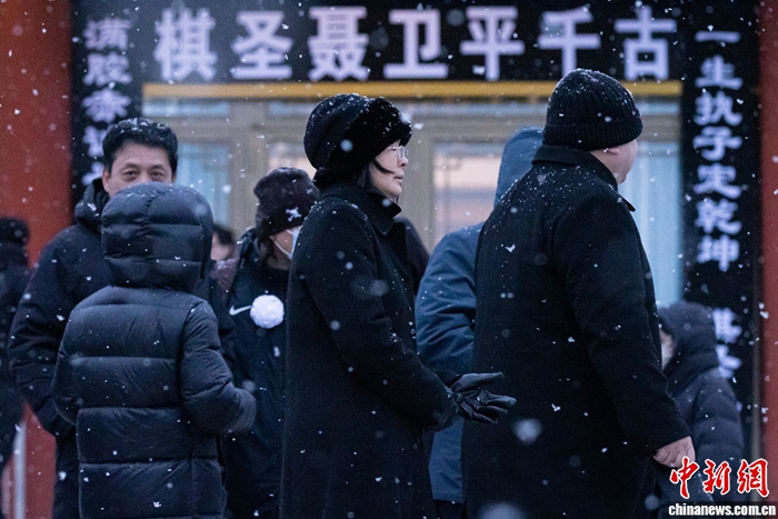 “雪花像鲜花一样，送别聂卫平”