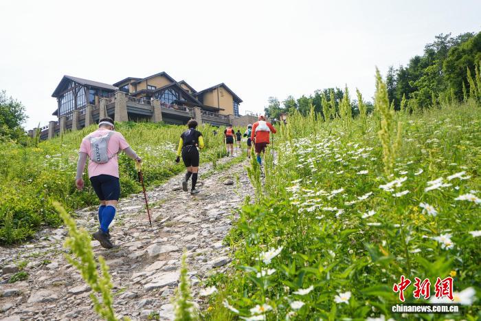 逾千跑者角逐松花湖青山之巅跑山