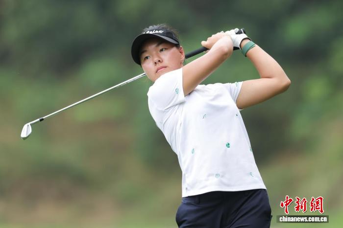 高尔夫衡泰信女子公开赛次轮：彭严萱、任怡嘉共同领先