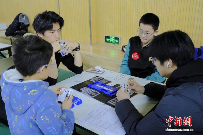 首届西安青少年桥牌公开赛启幕 智力竞技点亮青春赛场