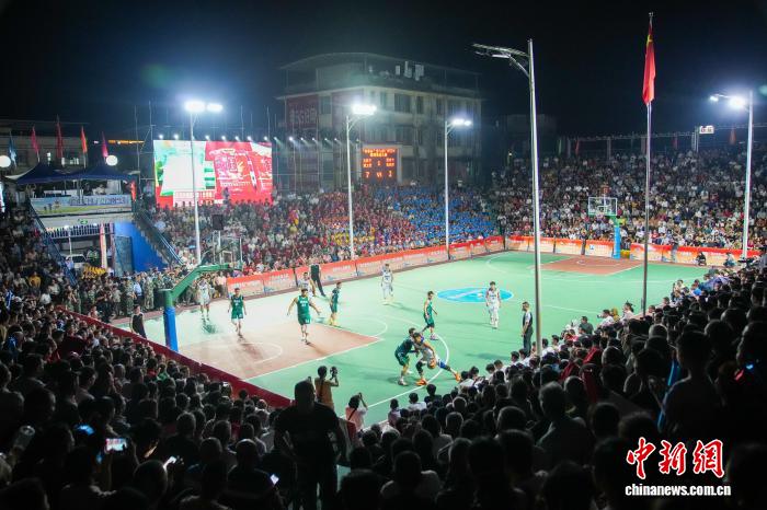 广西万村篮球赛总决赛开打“村味”浓