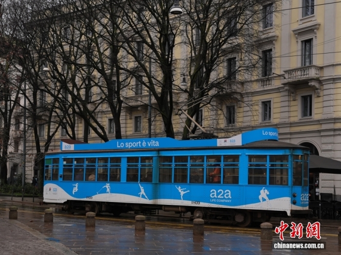 当地时间2月3日，带有冬奥元素的有轨电车在意大利米兰街头行驶。2026年米兰-科尔蒂纳冬奥会即将开幕，米兰街头奥运氛围渐浓。中新社记者 蒋启明 摄