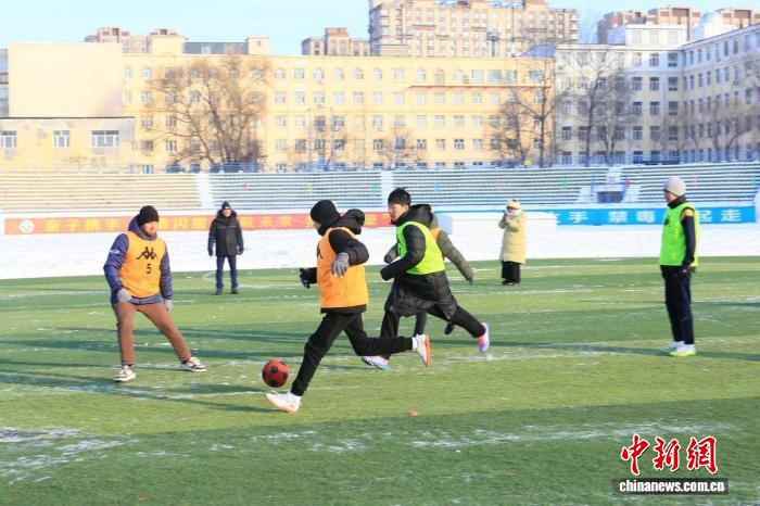 中俄八城市雪地足球对抗赛在黑龙江鹤岗开赛