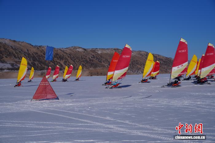 内蒙古西拉沐伦大峡谷中举办国际冰上帆船赛