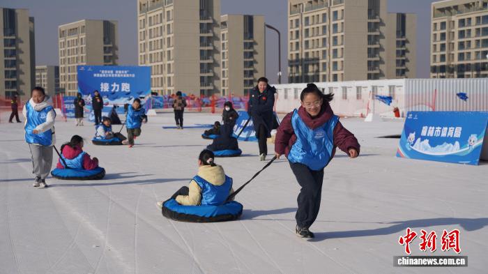 陕西：2500余名青少年赴冰雪之约 畅享运动乐趣