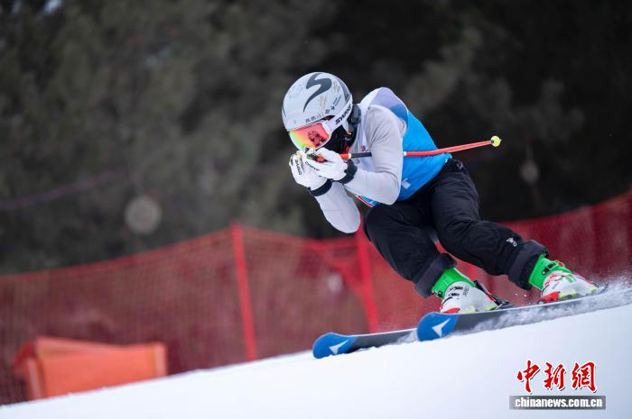 京张大众滑雪交流赛开赛 300余人共赴冰雪之约