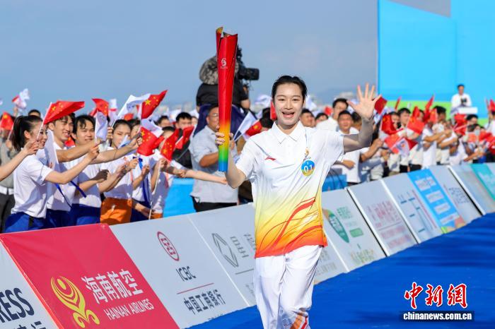 相约三亚亚沙会：陆海融合 74棒火炬手传递友谊