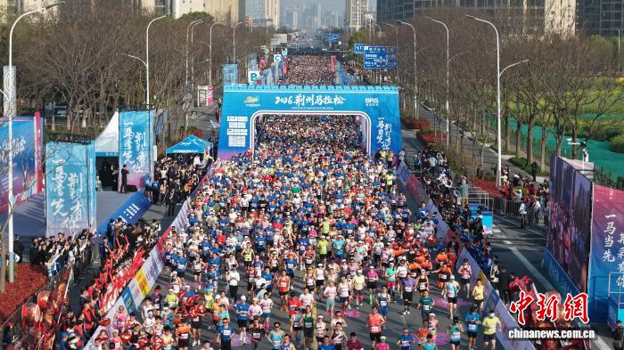 1.6万名跑者齐聚湖北荆州 脚步丈量千年古城
