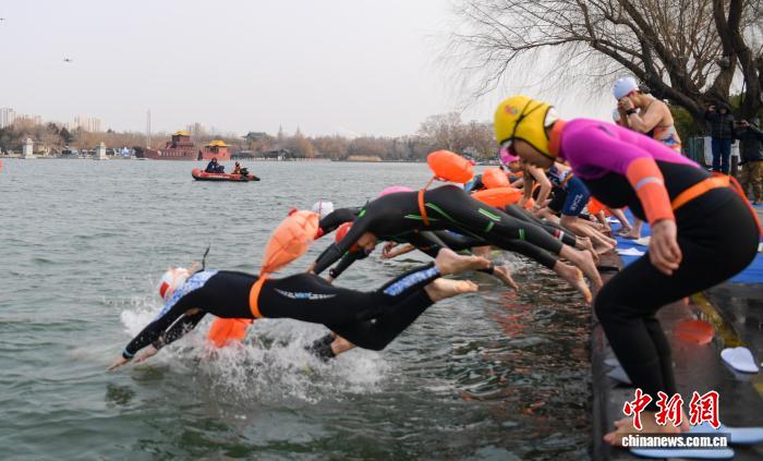 近千名中外“泳士”冬季畅游山东济南大明湖