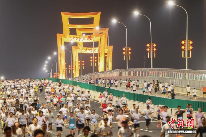 万人夜跑点亮洪州夜 江西南昌文