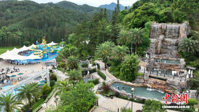 （走进中国乡村）广西小镇深山温泉成湾区“心头好”