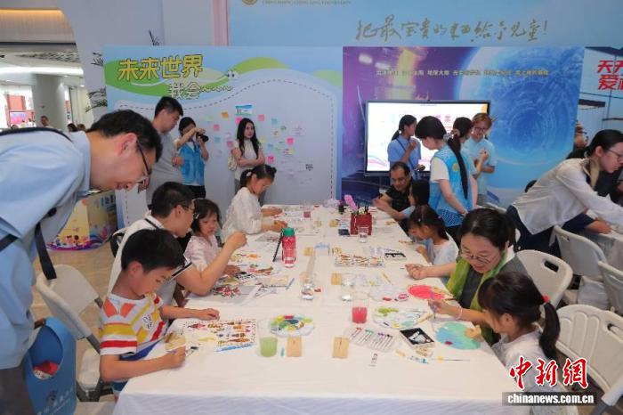 中外儿童北京欢度“六一”国际儿童节