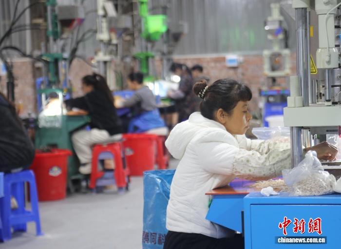 湖南新田“村企”车间开到家门口 村民就业增收两不误