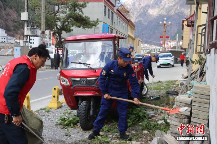 林芝消防救援机动支队察隅大队开展志愿服务