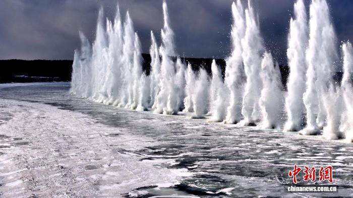 中俄界江黑龙江上游开始防凌汛爆破