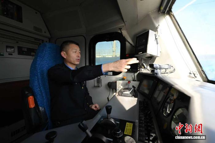 （新春走基层）“中国重载第一路”以科技精进开火车的“艺术”