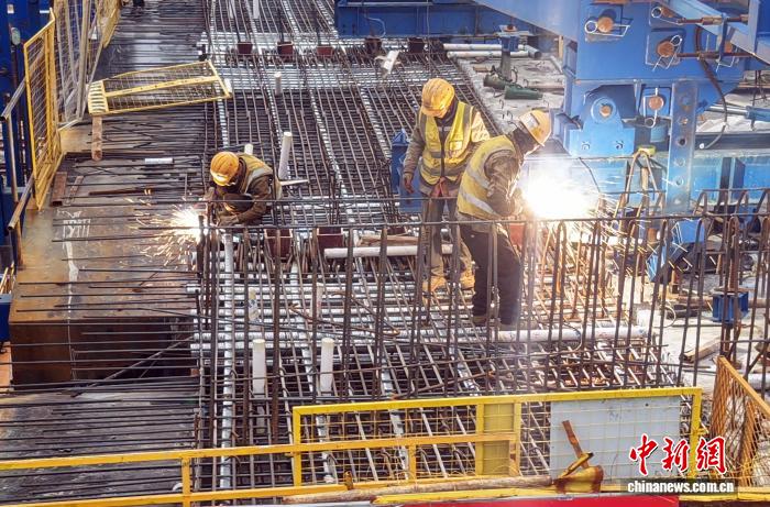 元旦假期不打烊 桂林超宽转体桥攻坚