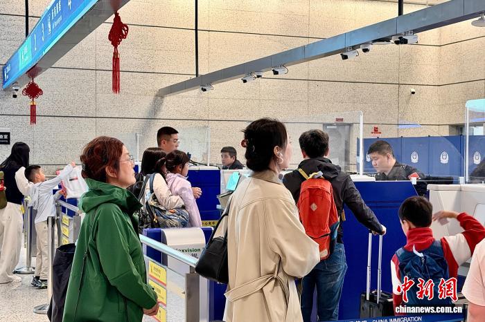 浙江宁波机场口岸迎来出入境客流“双向热潮”