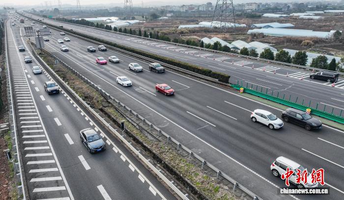 （新春走基层）浙江春运见闻：智慧科技上阵 暖心服务随行
