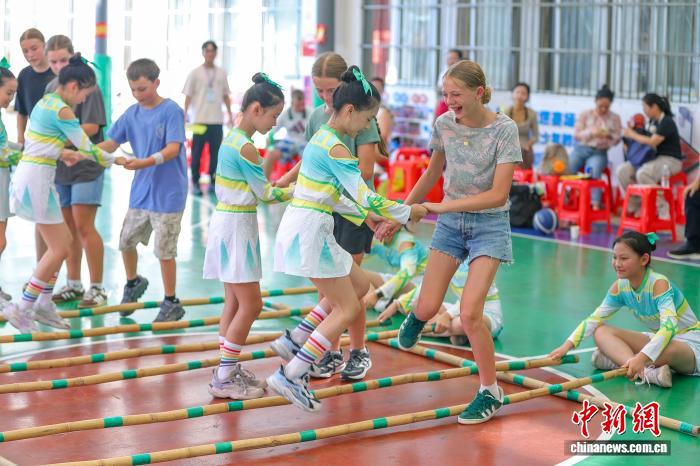 美国青少年海南体验中国文化：“第一次接触，真的很酷”