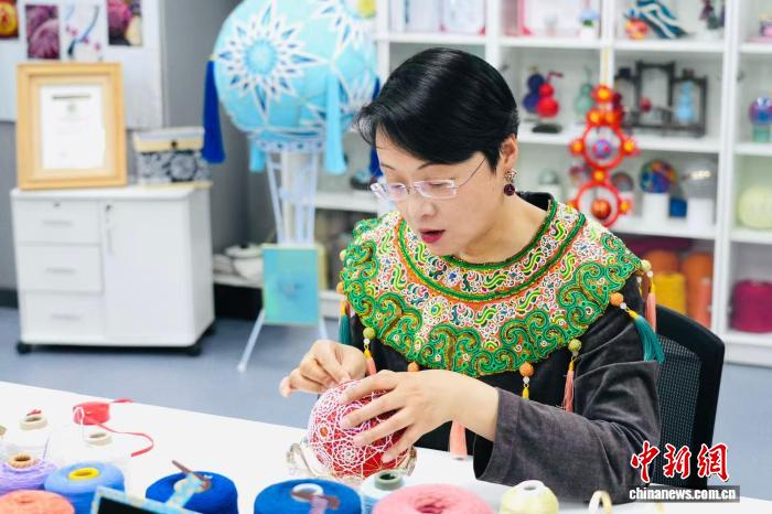 非遗技艺代表性传承人杨宁：让海派绣球成为抛向世界的“友谊信物